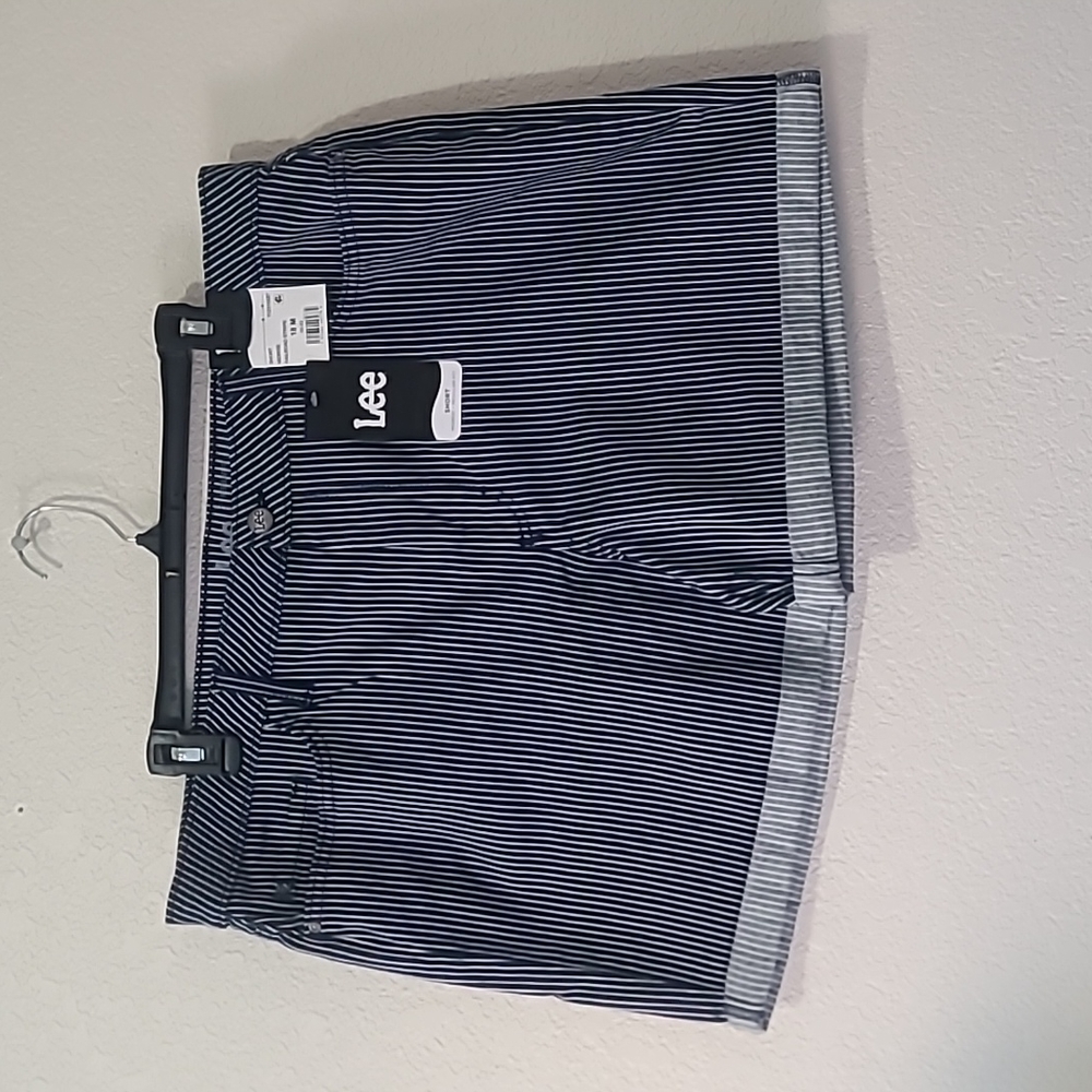 Women's Midrise Cuffed Short Size 18 - NWT